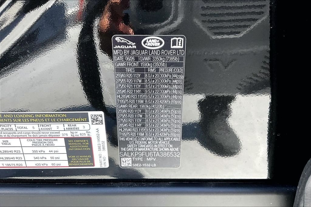 New 2026 SANTORINI BLACK Land Rover SE image 8