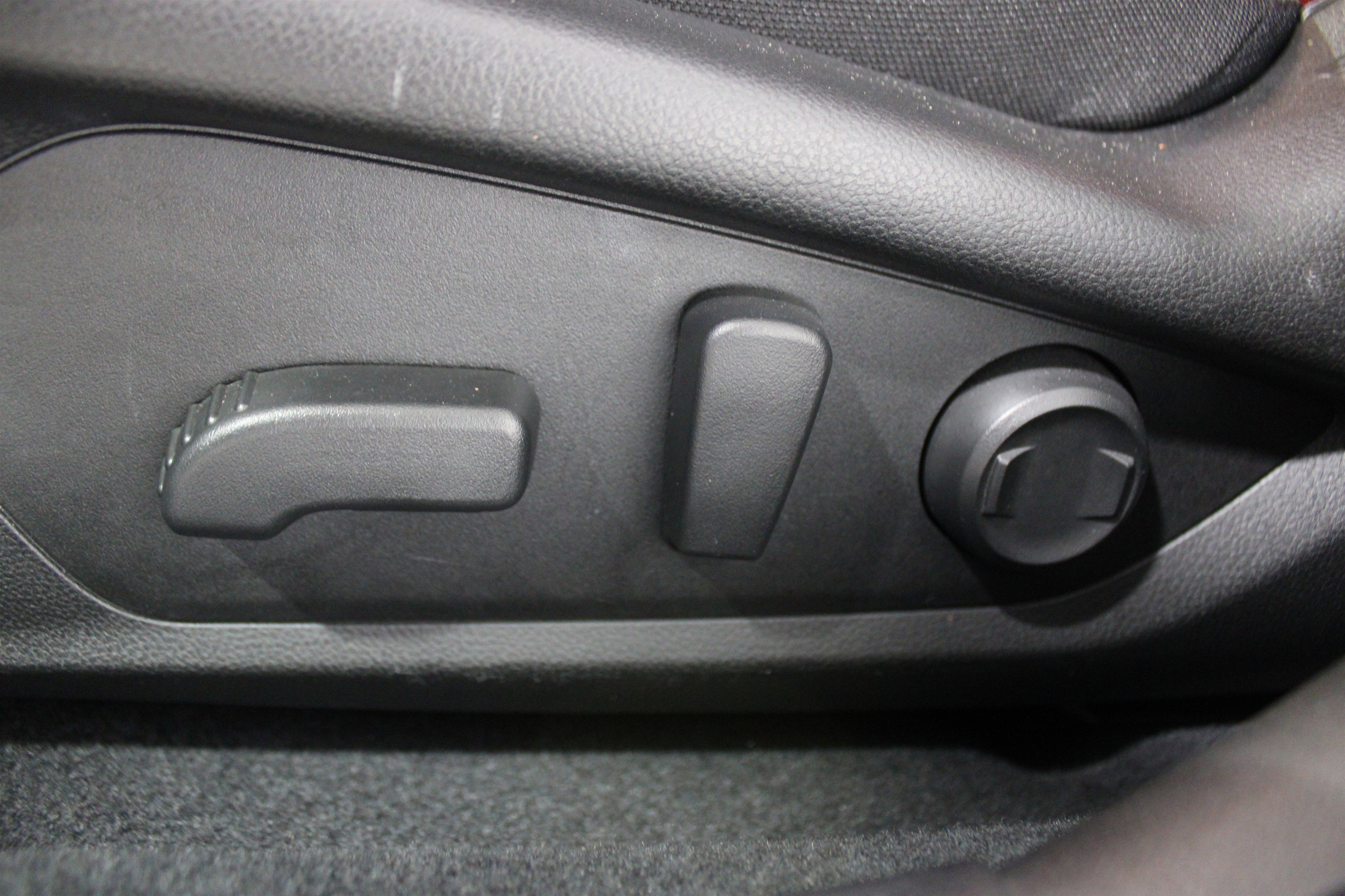 Used 2025 Ice Silver Metallic Subaru RS image 4
