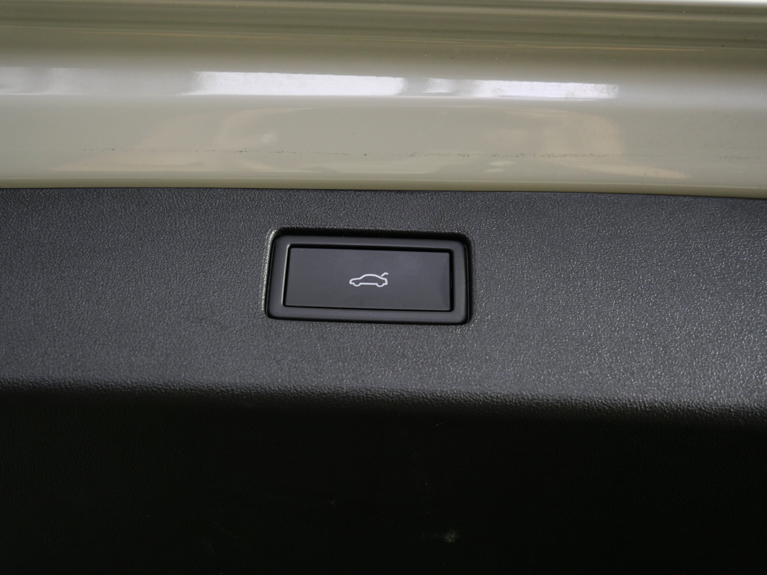 Used 2025 Sandstone Volkswagen SE R-Line Black image 20