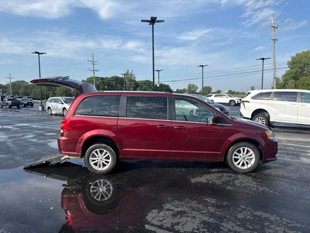 Used 2018 Red Dodge SXT image 2