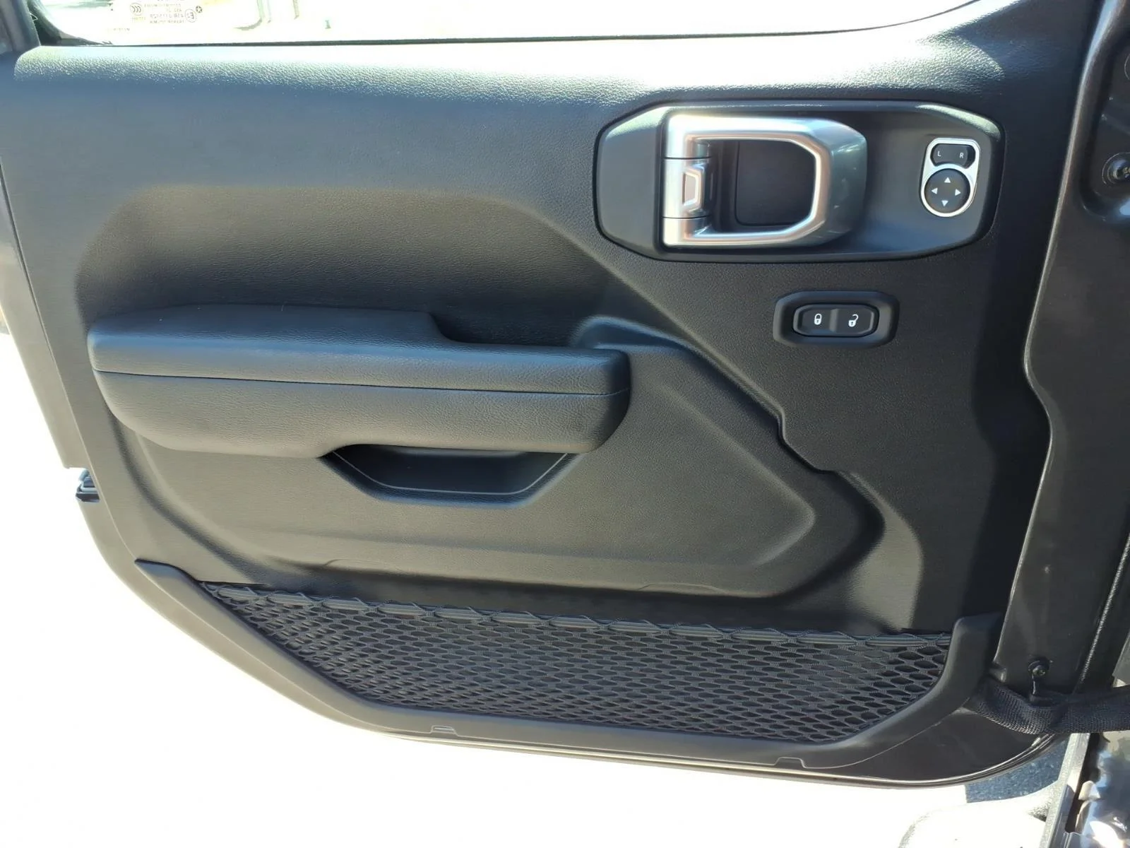 Used 2025 Granite Crystal Metallic Clearcoat Jeep Mojave image 31