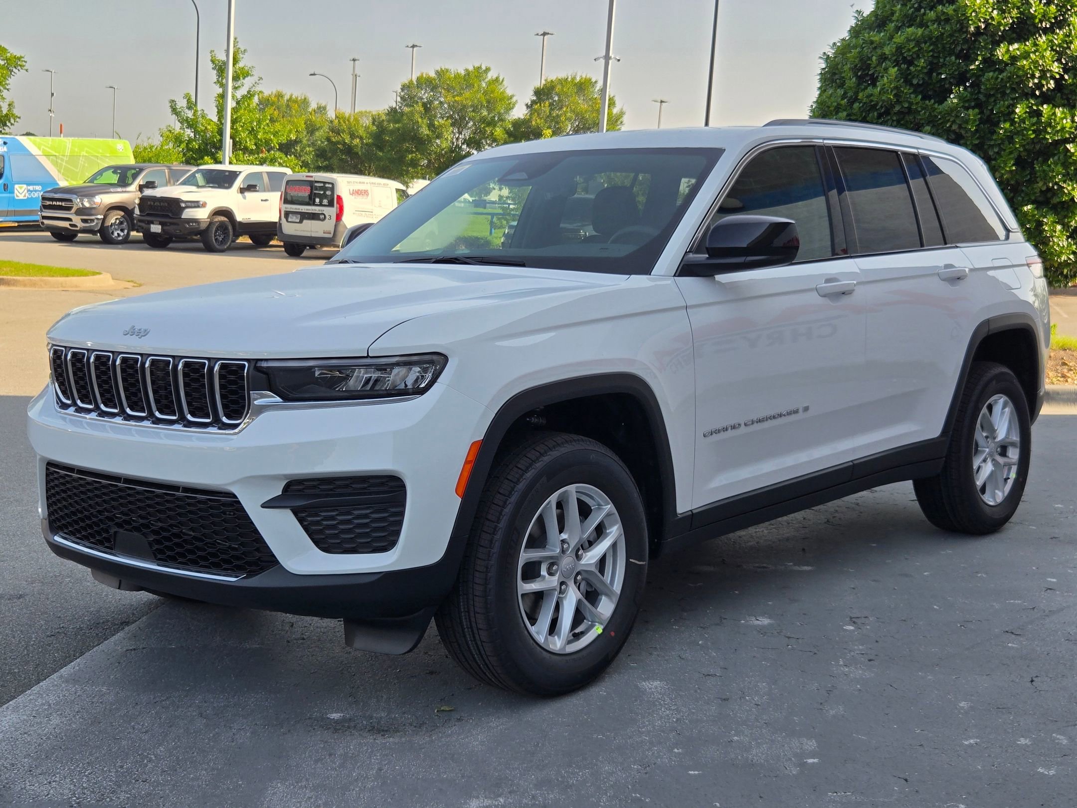 New 2026 Bright White Clear-Coat Exterior Paint Jeep Laredo image 3