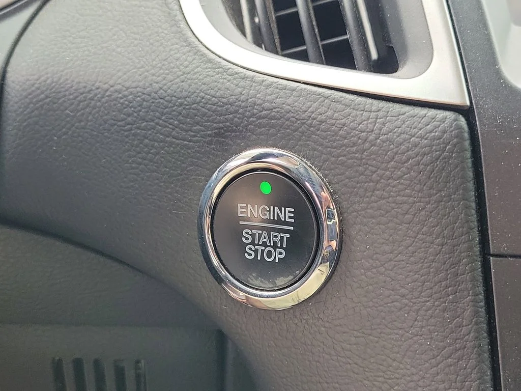 Used 2020 Magnetic Metallic Ford SEL image 32