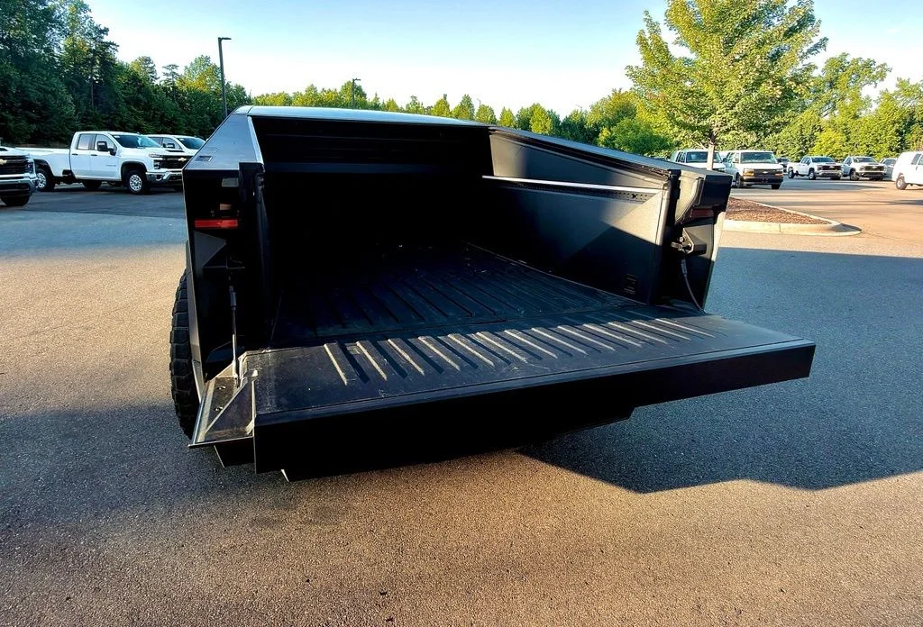 Used 2025  Tesla Base image 22
