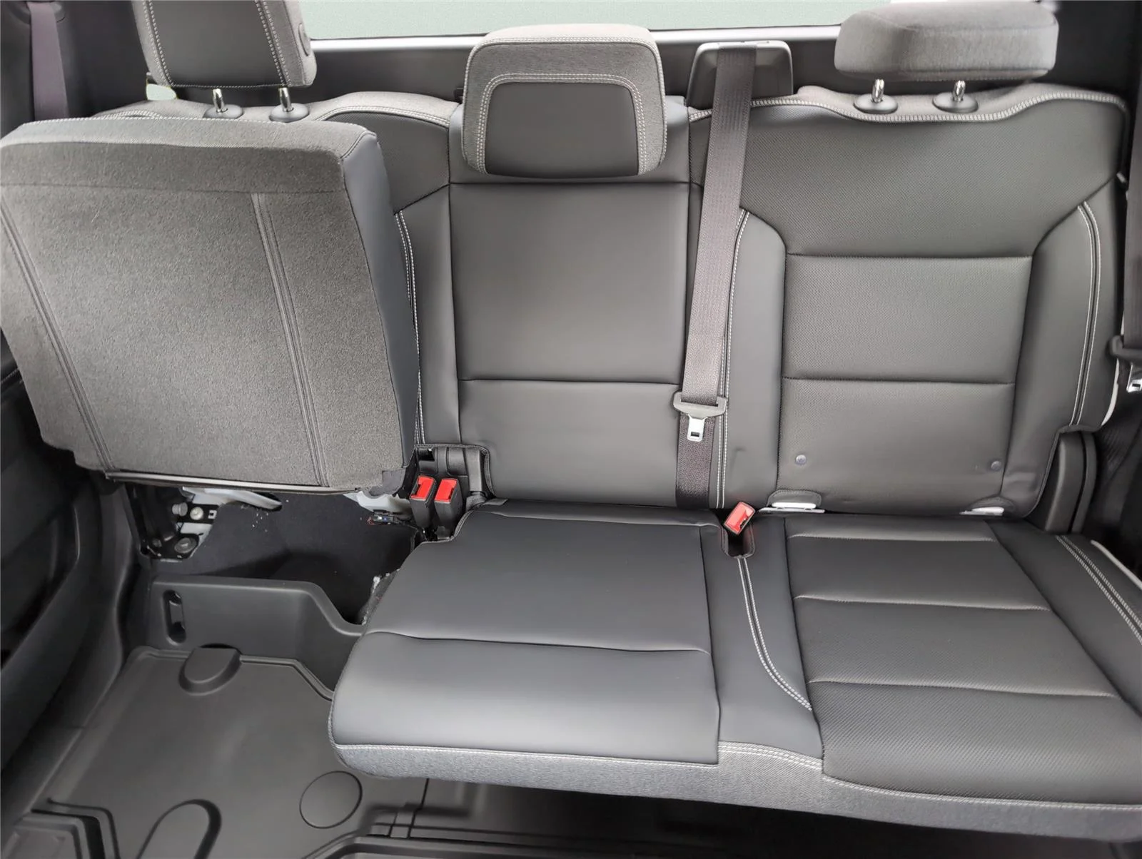 New 2026 Summit White GMC Elevation Standard Range image 14