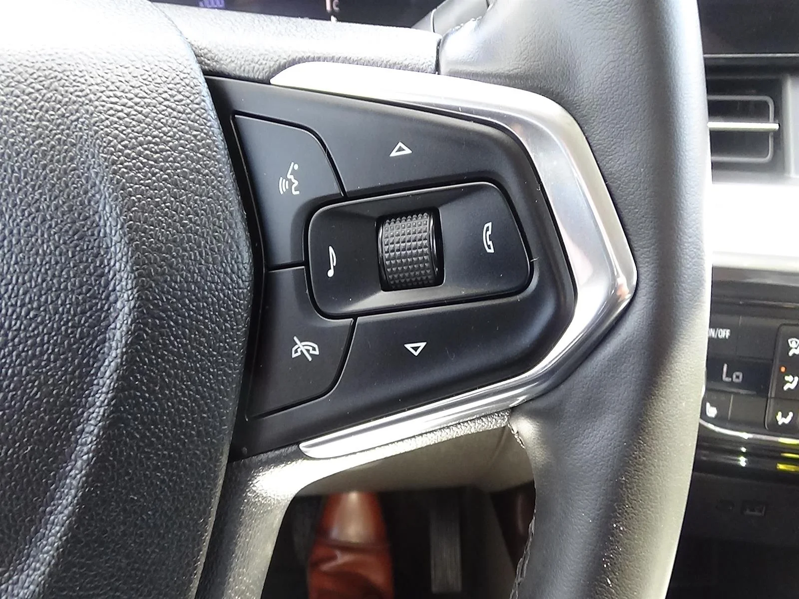 Used 2025 Crimson Metallic (gfm) Chevrolet LT image 21