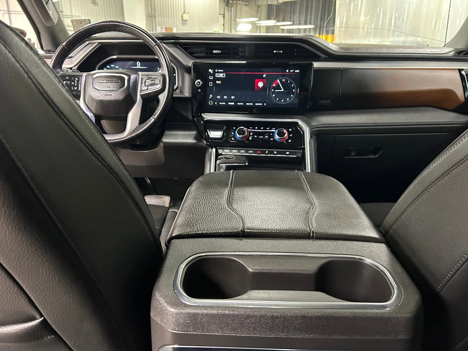 Used 2023 White GMC Denali Crew Cab image 21