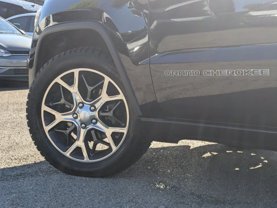 Used 2018 Black Jeep Laredo - - 4x4 - 3.6L Pentastar V6 - Quadra-Trac I 4x4 - Keyless Go - ParkView & ParkSense & More! image 9