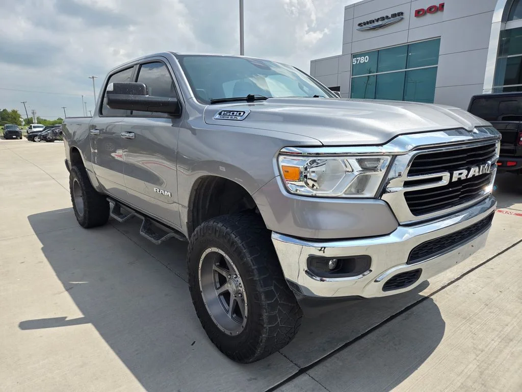 2020 RAM 1500 Big Horn/Lone Star 4x4 Crew Cab 5'7's photo