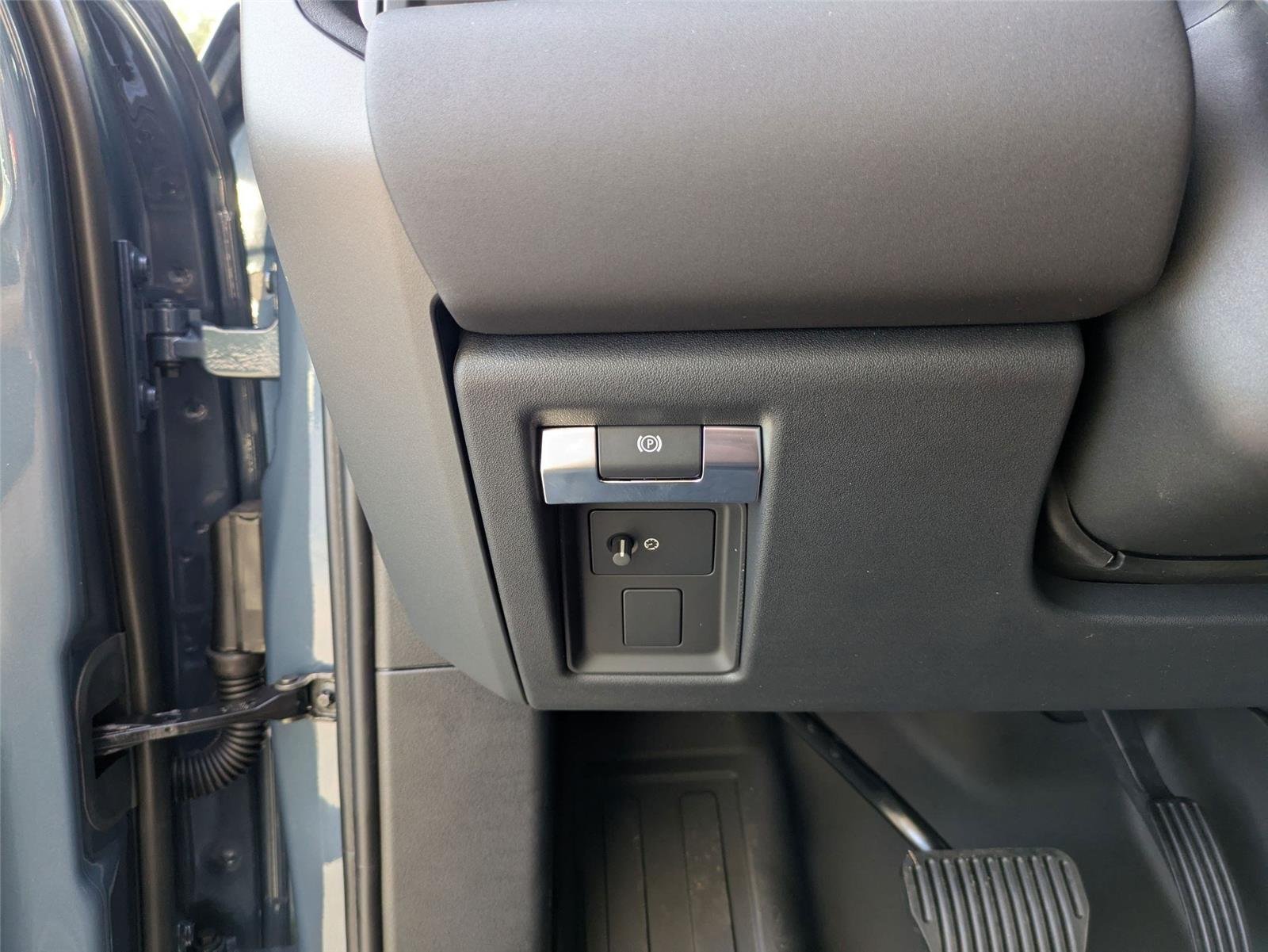 Used 2026 Tasman Blue Metallic Land Rover S image 17