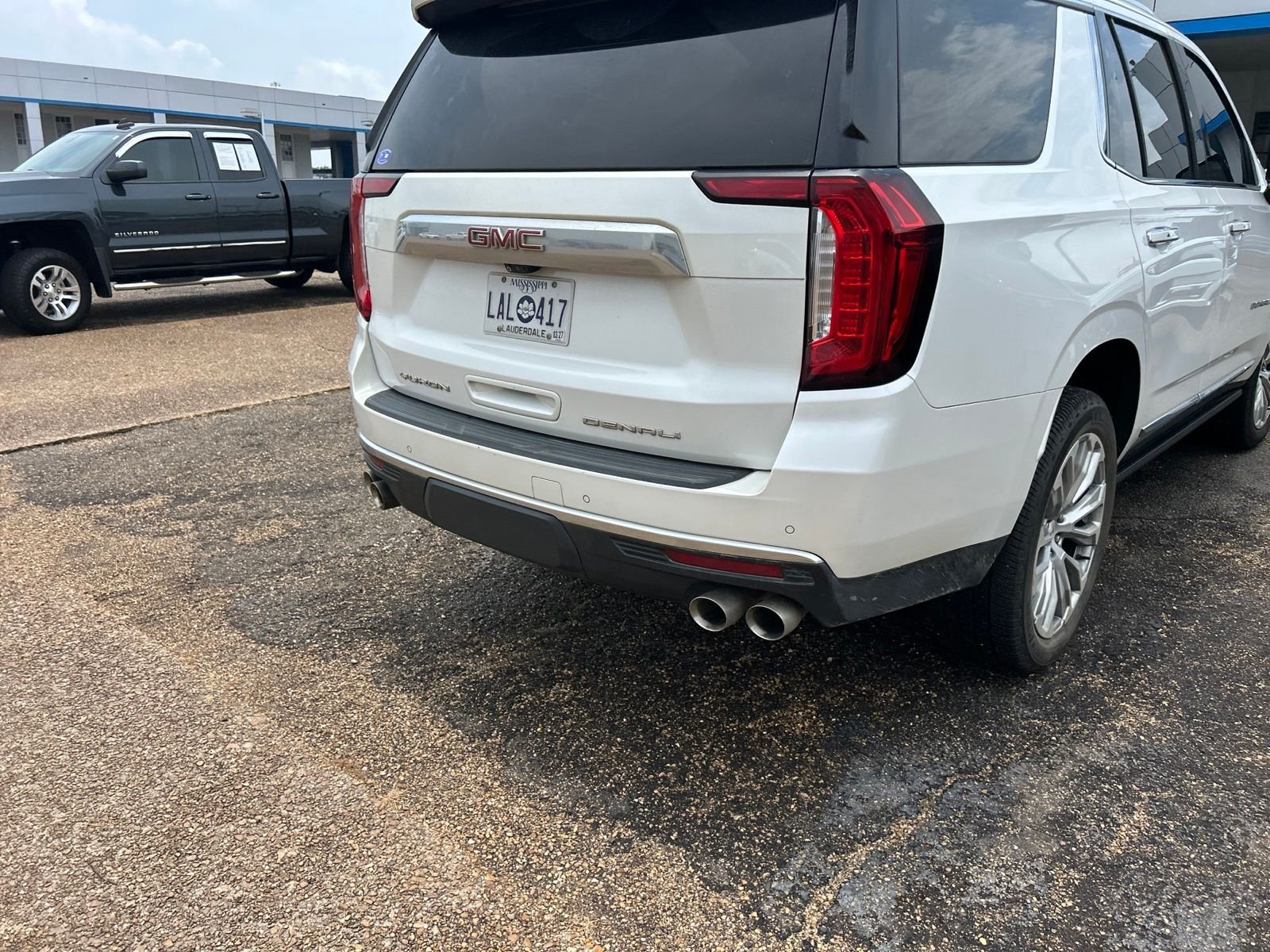Used 2022 White GMC Denali image 17