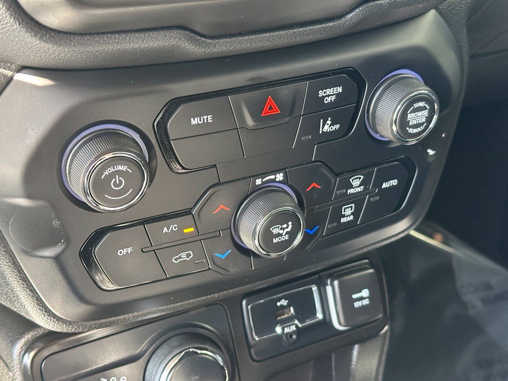 Used 2023 White Jeep Latitude image 6