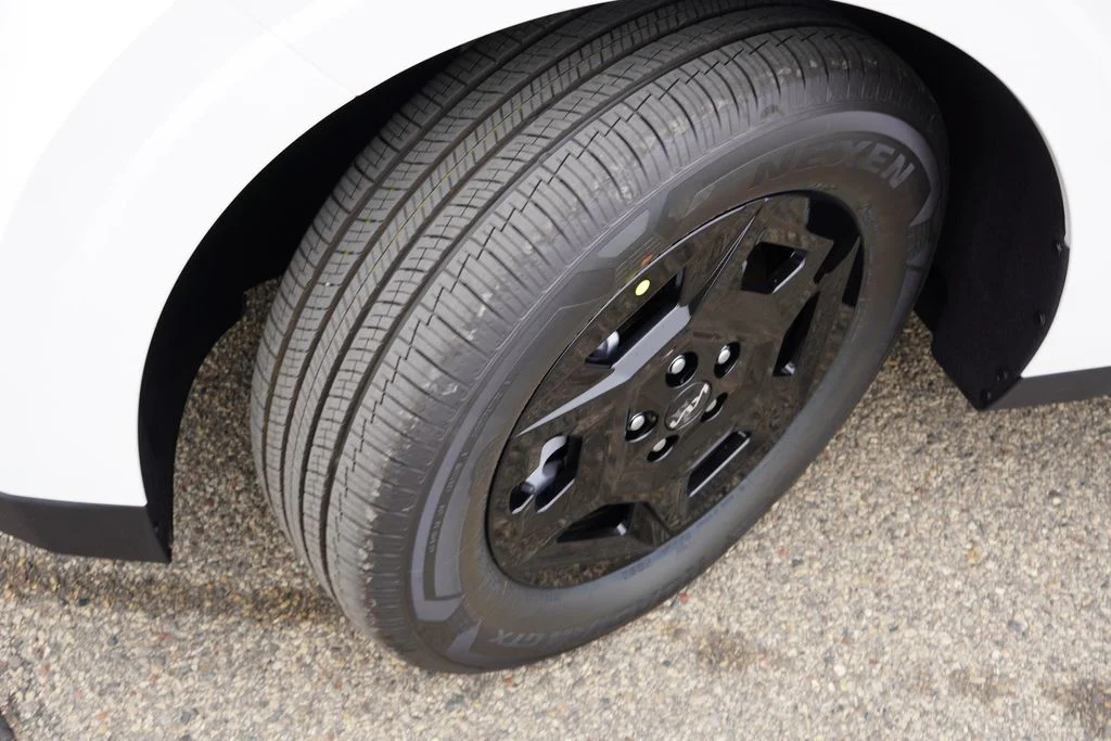 New 2027 Snow White Pearl Kia LXS image 9