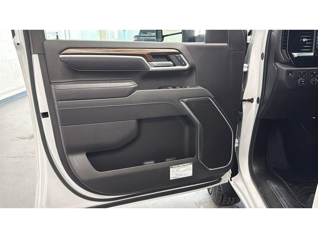 Used 2025 Summit White Chevrolet LT image 15