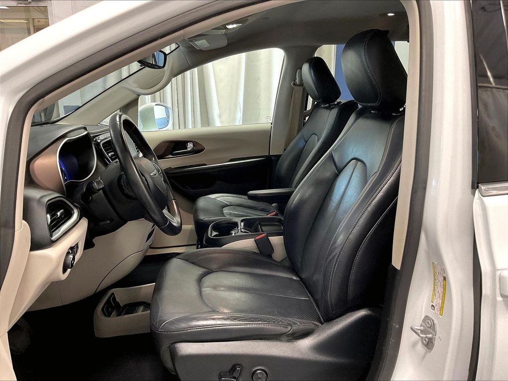 Used 2018 White Chrysler Touring L image 10