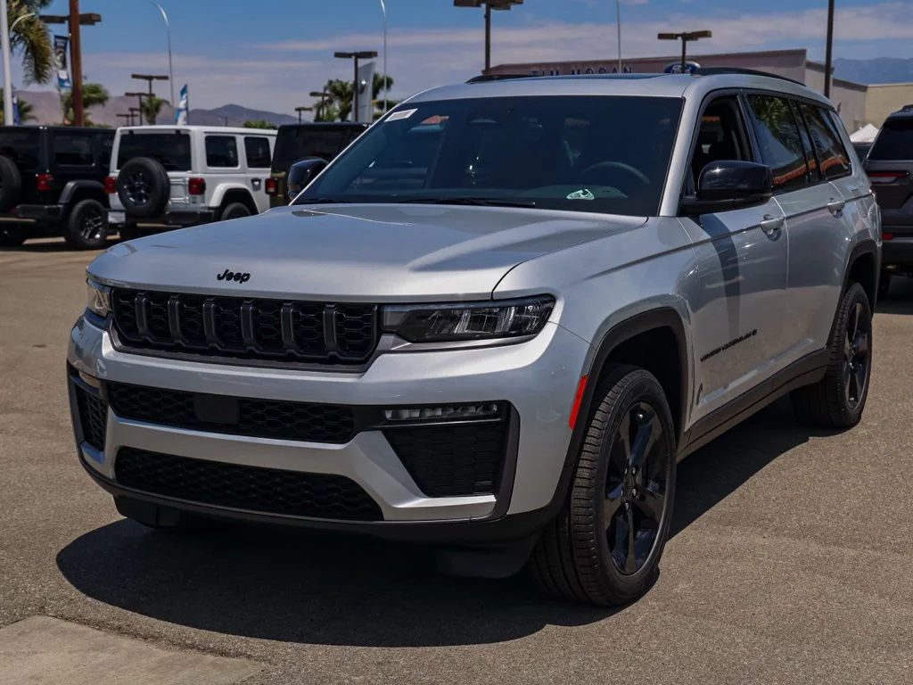 New 2026 Silver Zynith Exterior Paint Jeep Limited image 7