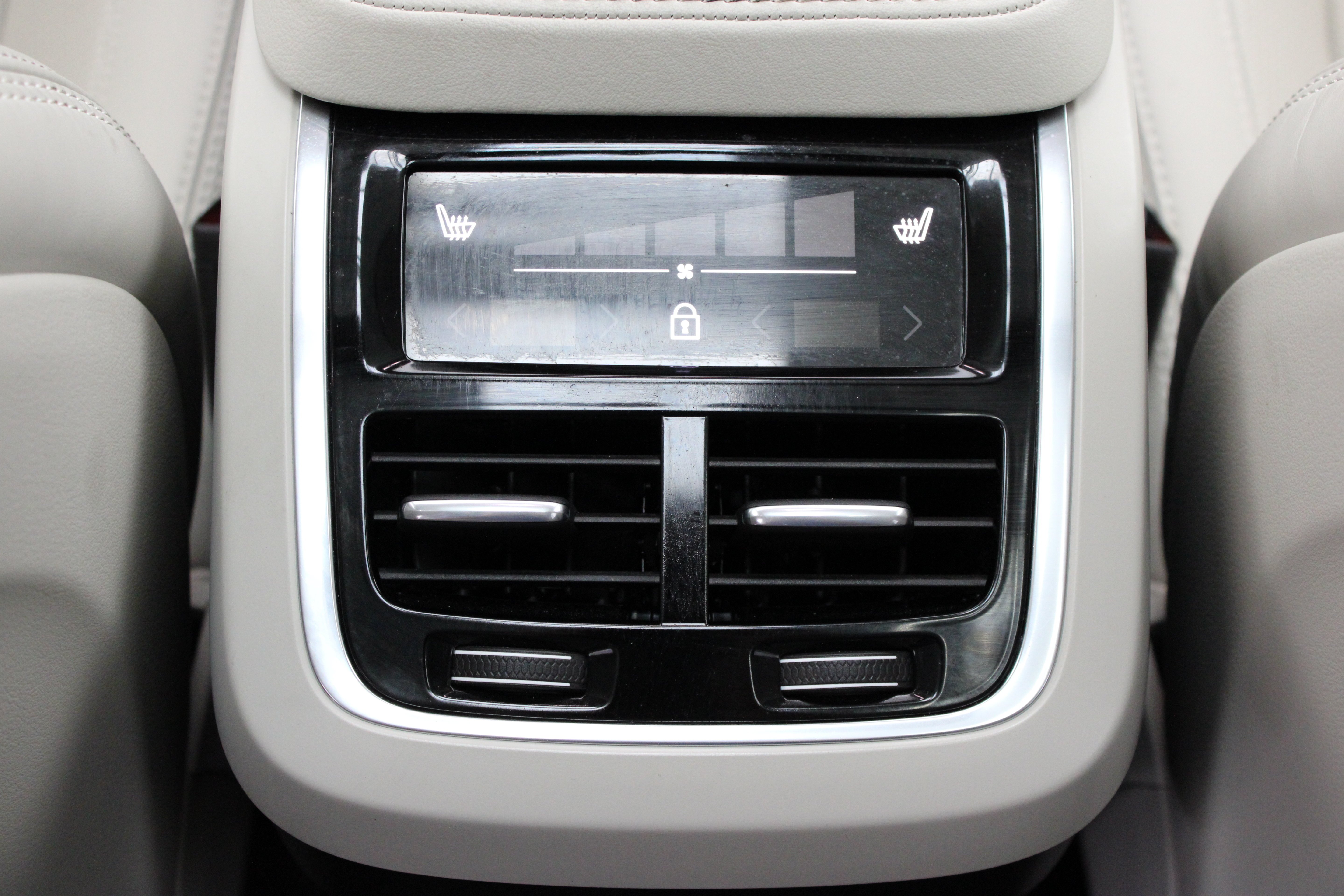 Used 2025 Vapour Grey Metallic Volvo Ultra 2.0T/Electric image 30