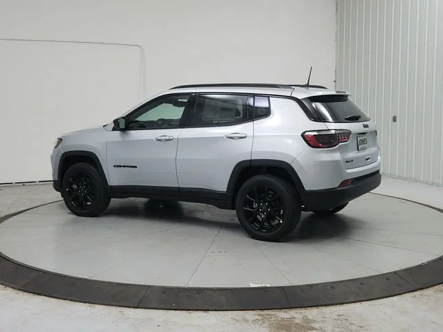 New 2026 Silver Zynith Metallic Clearcoat Jeep Latitude image 6