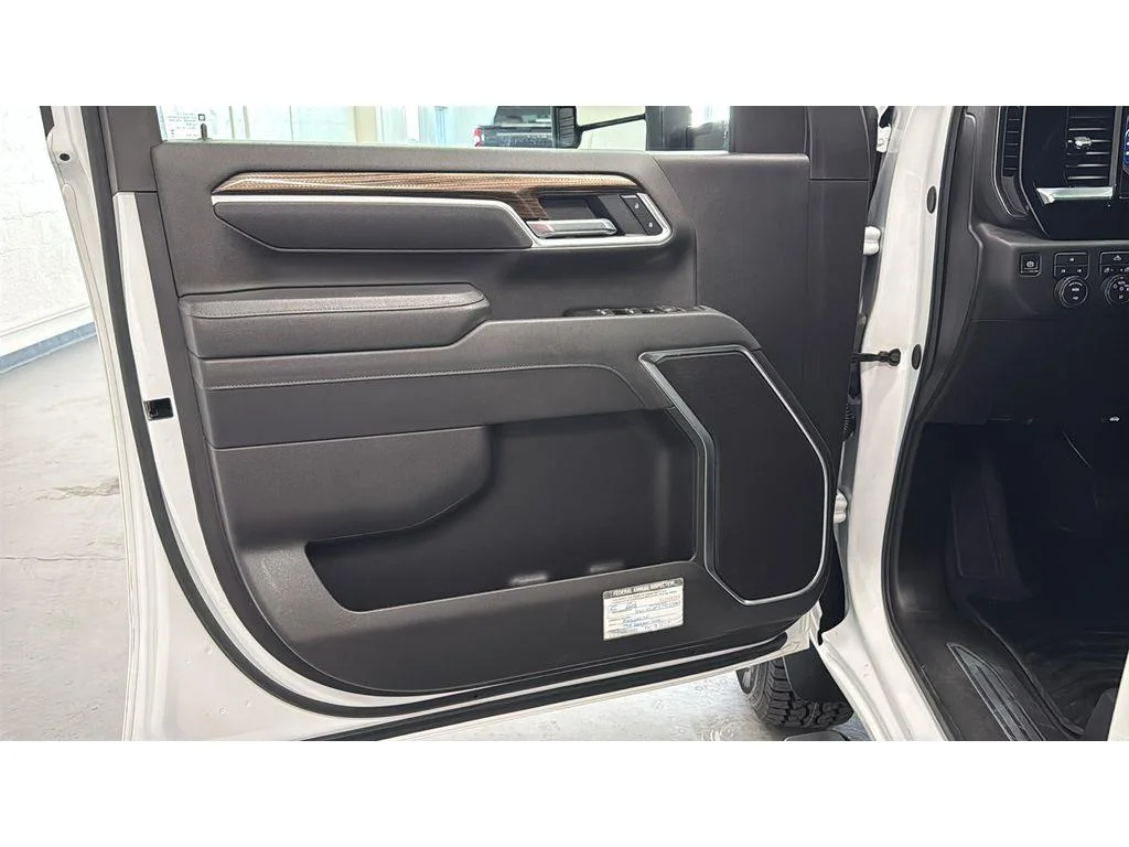 Used 2025 Summit White Chevrolet LT image 15