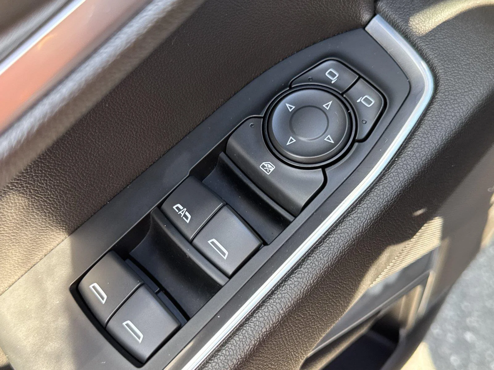 Used 2023 TITANIUM RUSH METALLIC GMC Elevation image 21