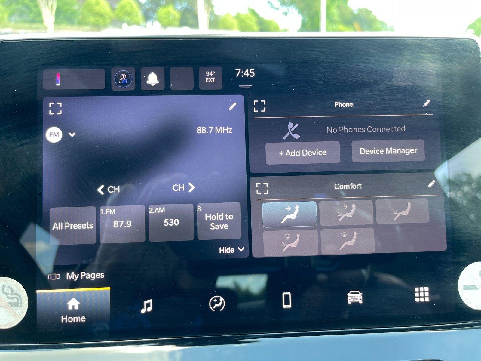 Used 2024 Diamond Black Crystal Pearlcoat Jeep Latitude image 24