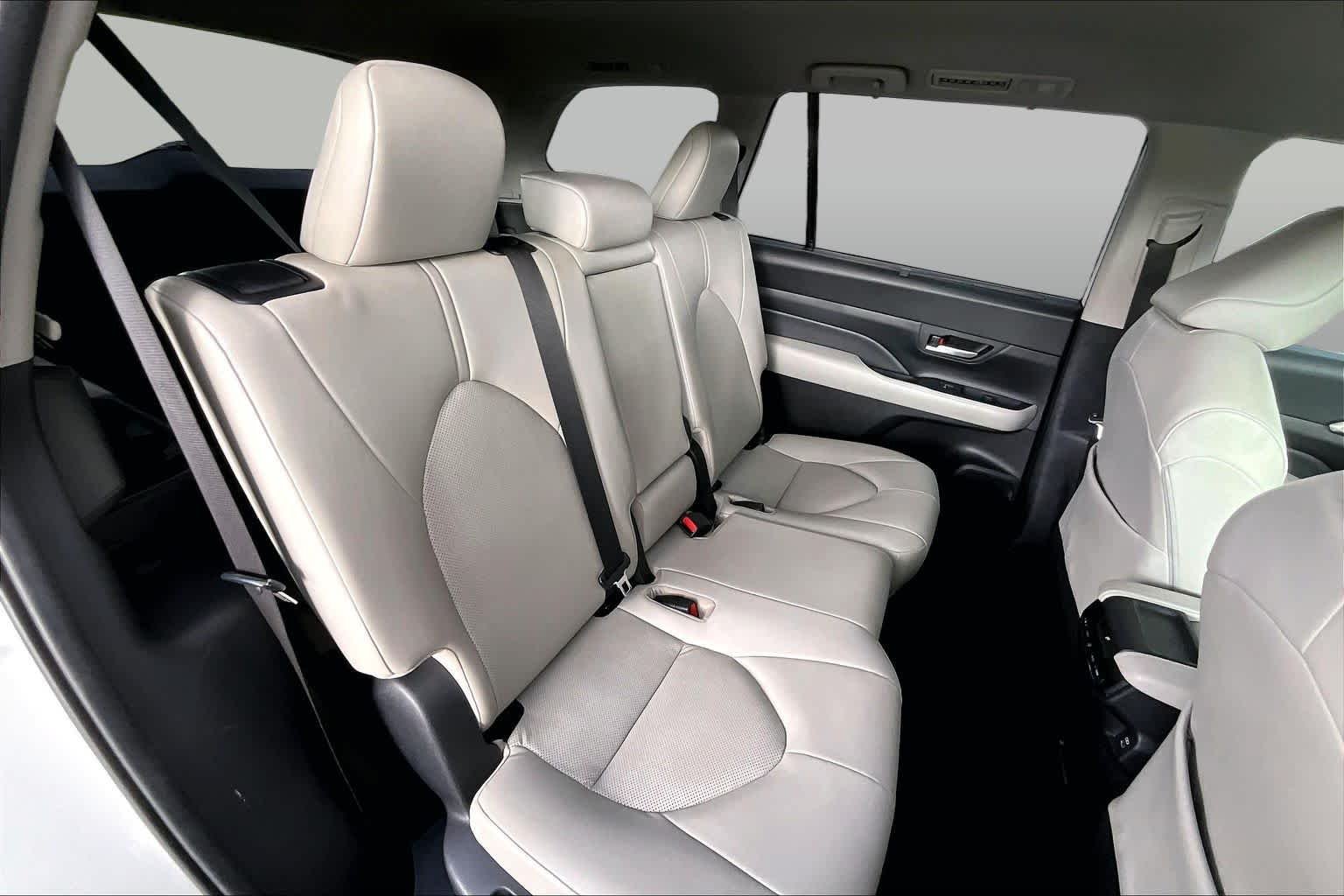 Used 2024 Wind Chill Pearl Toyota XLE image 20