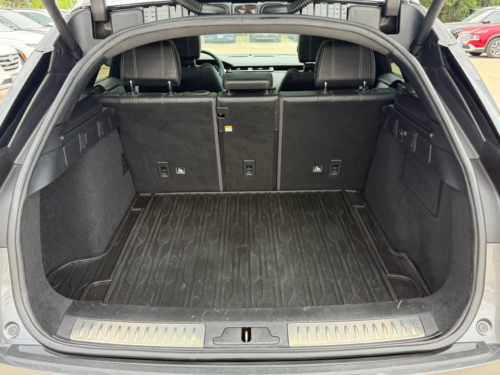 Used 2019 Corris Grey Metallic Land Rover R-Dynamic SE image 32