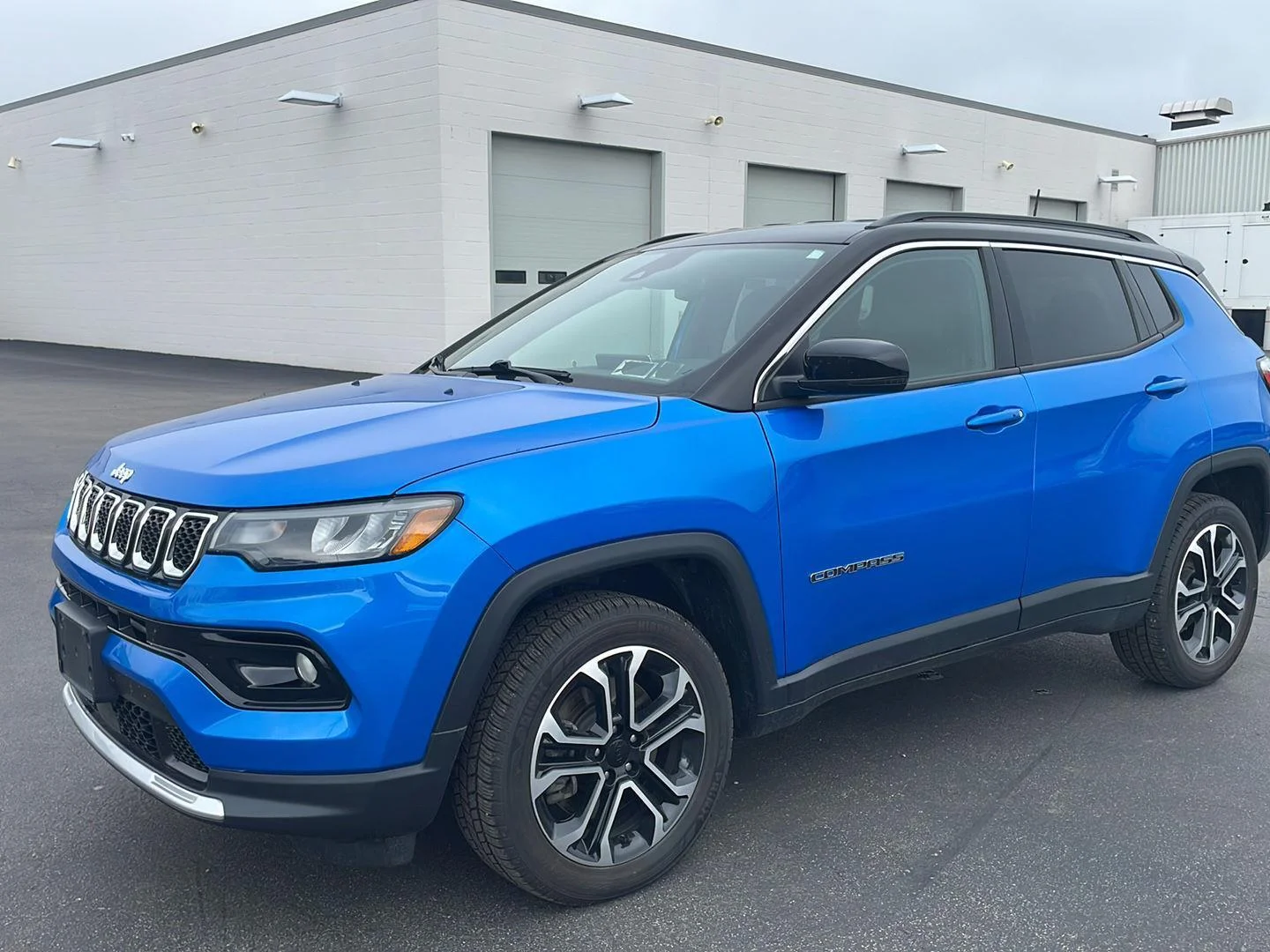 Used 2023 Laser Blue Pearlcoat Jeep Limited image 7