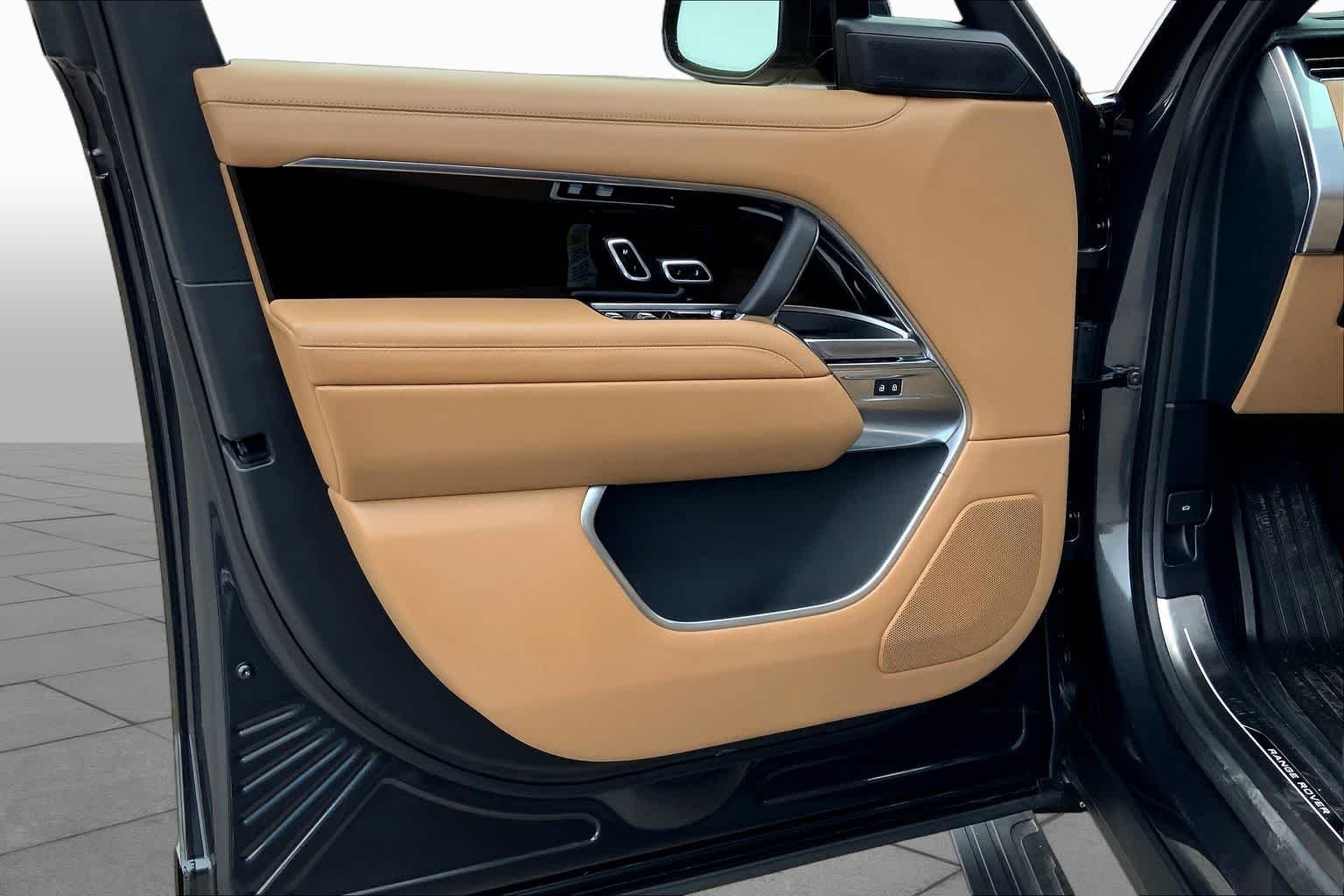 New 2025 Carpathian Grey Land Rover SE image 10