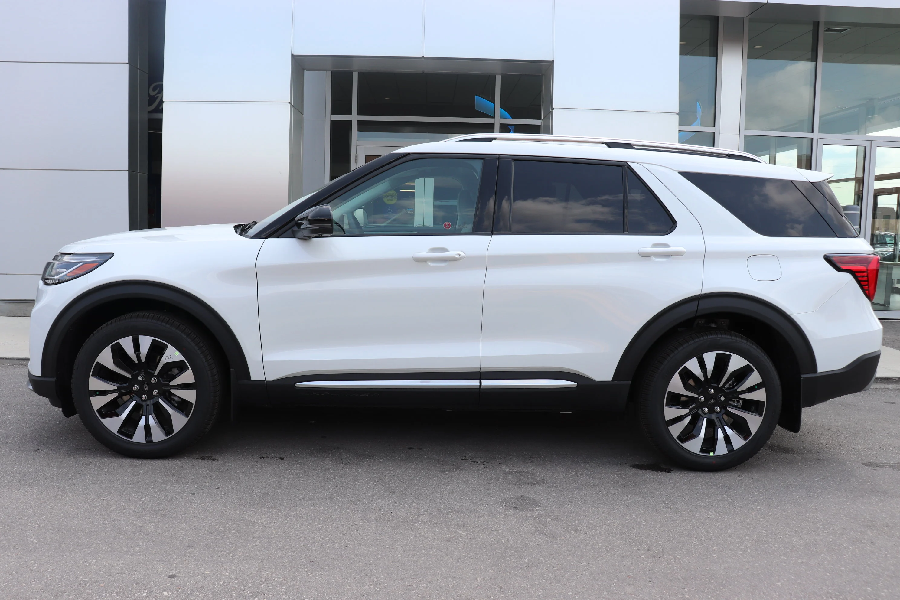 New 2026 STAR WHITE METALLIC TRI-COAT Ford Platinum image 3