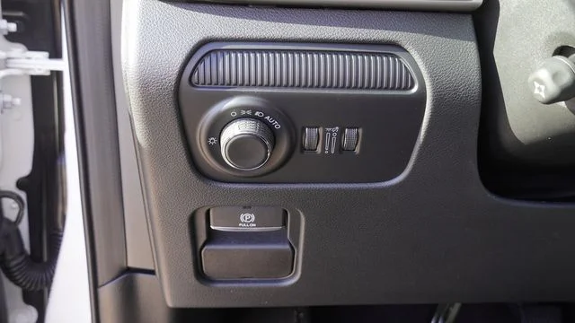 New 2026 Bright White Clear-Coat Exterior Paint Jeep Limited Altitude image 23