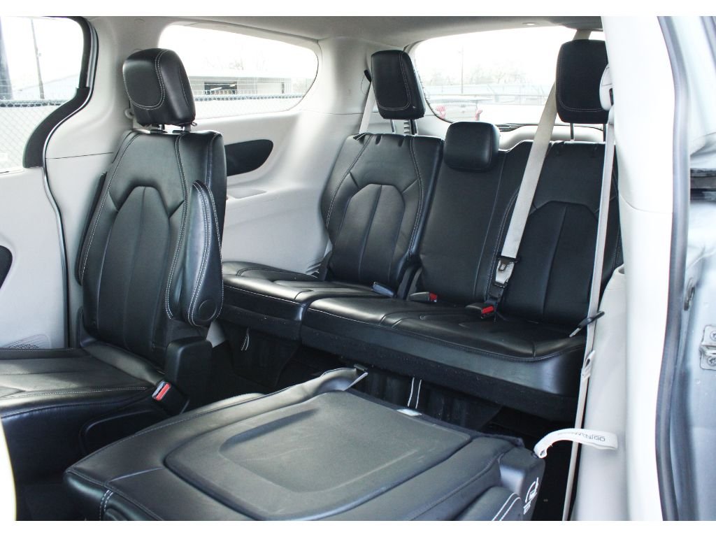Used 2024 Silver Mist Clearcoat Chrysler Touring L image 14
