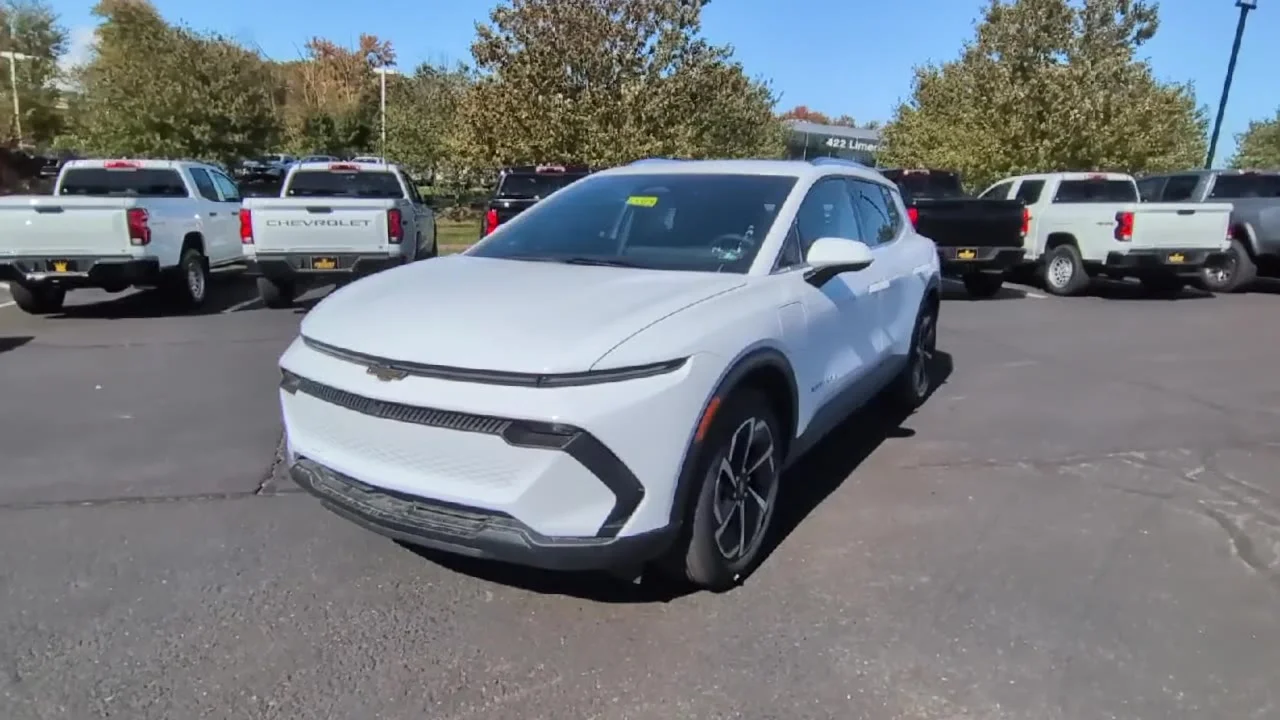 New 2026 Summit White Chevrolet LT image 38