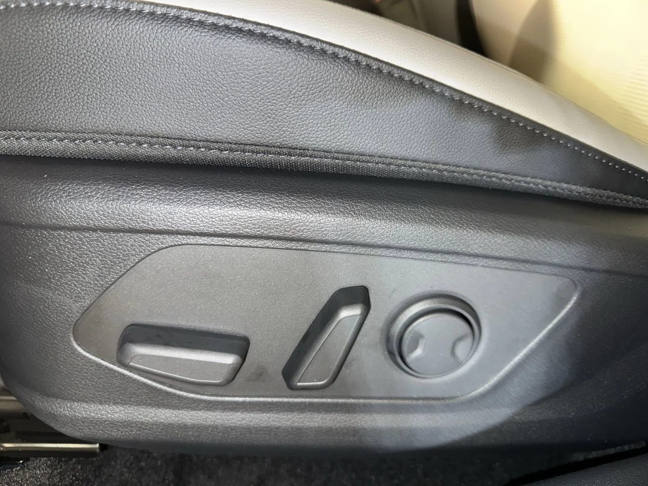 New 2026 Heritage Blue Kia EX image 4