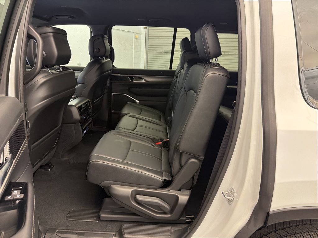 New 2026 Bright White Clear-Coat Exterior Paint Jeep Limited Altitude image 18