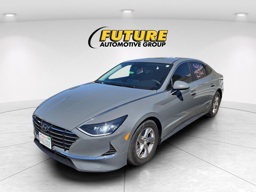 Used 2021 Gray Hyundai SE image 3