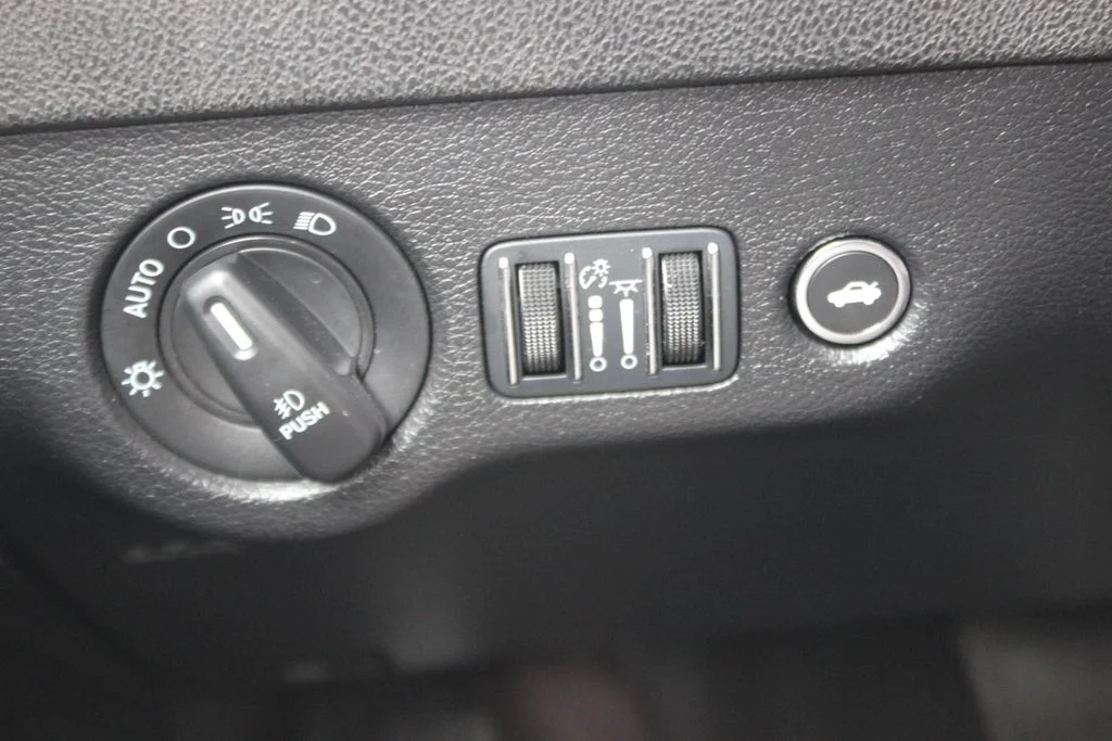 Used 2023 Red Dodge SXT image 18
