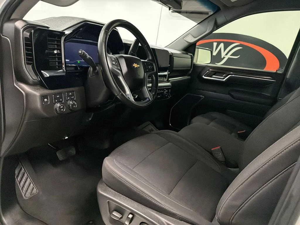 Used 2025 White Chevrolet LT image 11