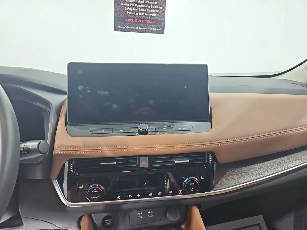 Used 2024 White Nissan Platinum image 20