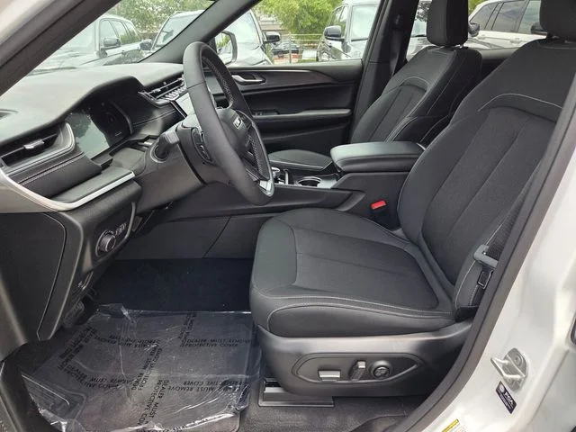 New 2026 Bright White Clear-Coat Exterior Paint Jeep Laredo X image 3