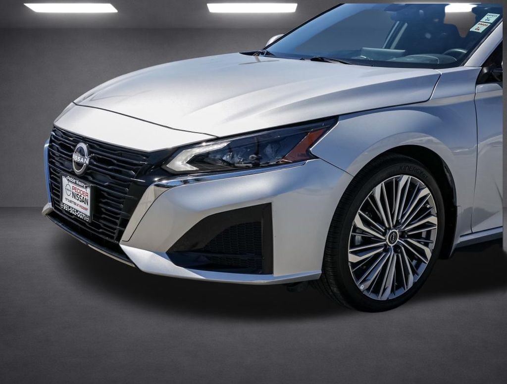 Used 2025 Silver Nissan 2.5 SL image 9