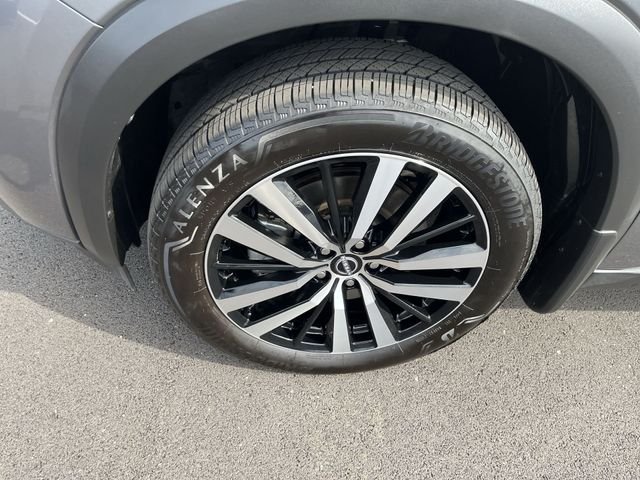 Used 2025 Gray Nissan Platinum image 10