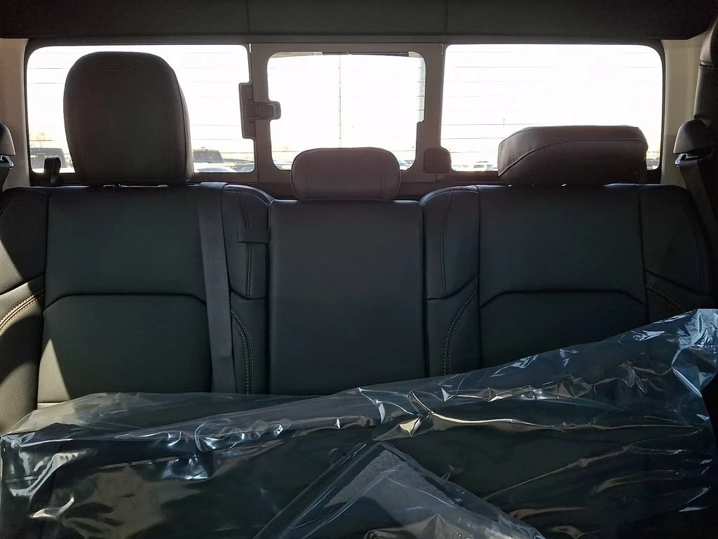 New 2026 Granite Crystal Metallic Clearcoat Jeep Sahara image 14