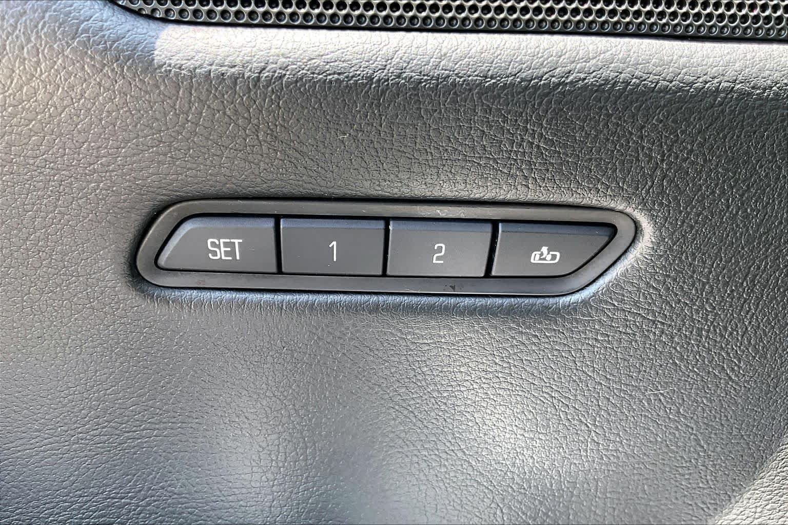 Used 2017 Crystal White Tricoat Cadillac Premium Luxury FWD image 33