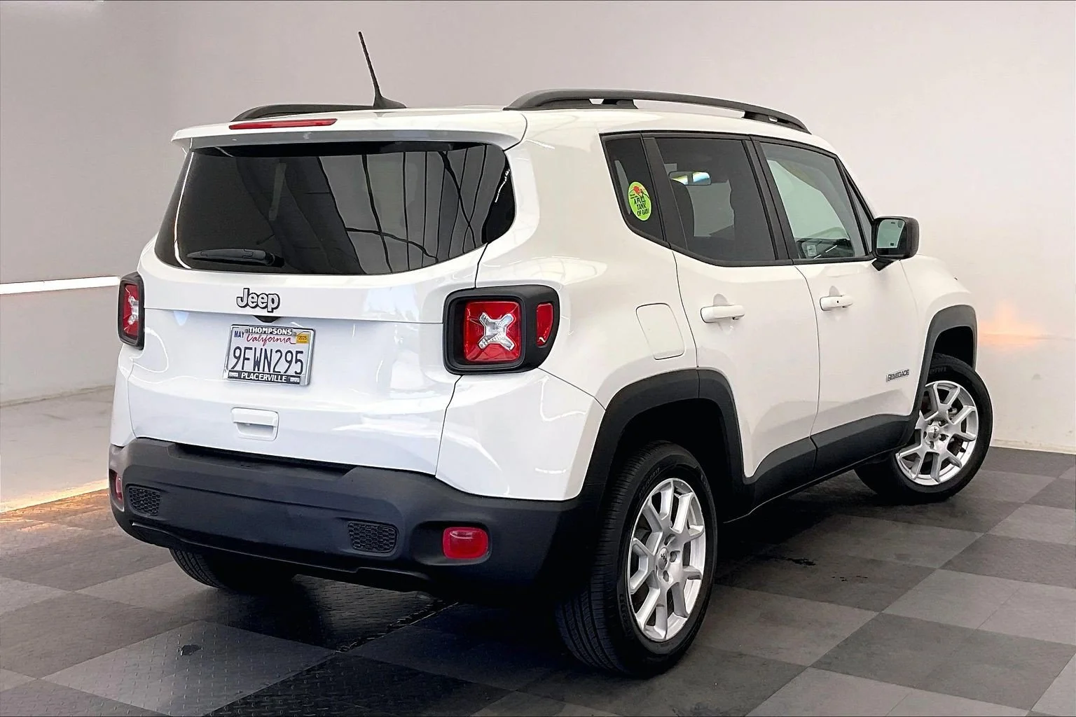 Used 2022 Alpine White Clearcoat Jeep Latitude image 12