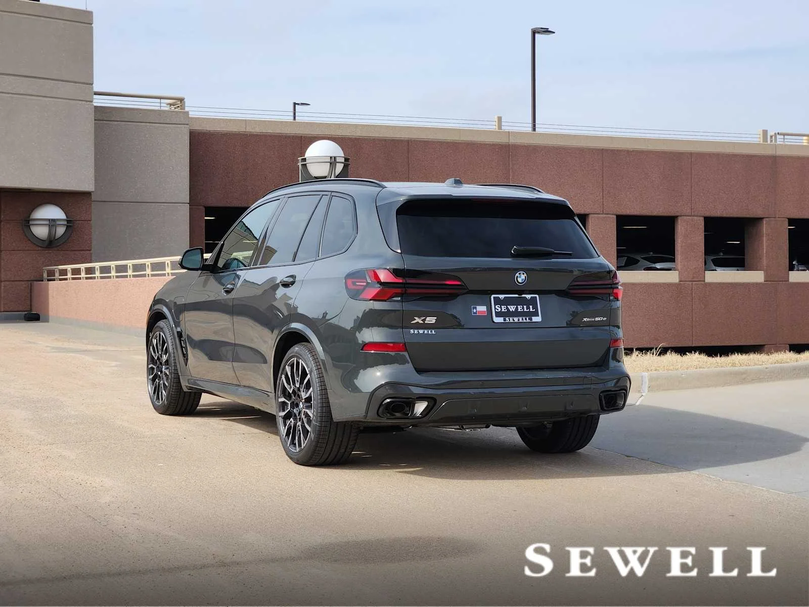 New 2026 Dravit Grey Metallic BMW xDrive50e image 3
