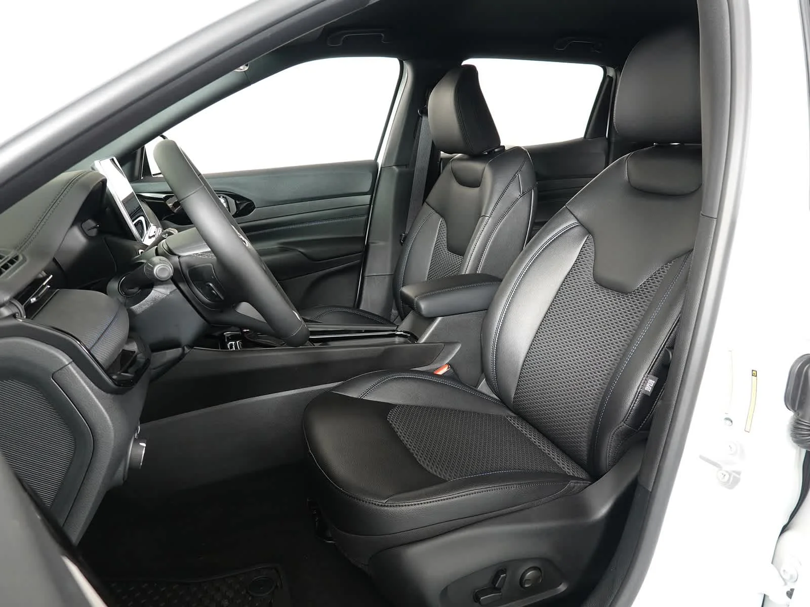 New 2026 Bright White Clearcoat Jeep Latitude image 2