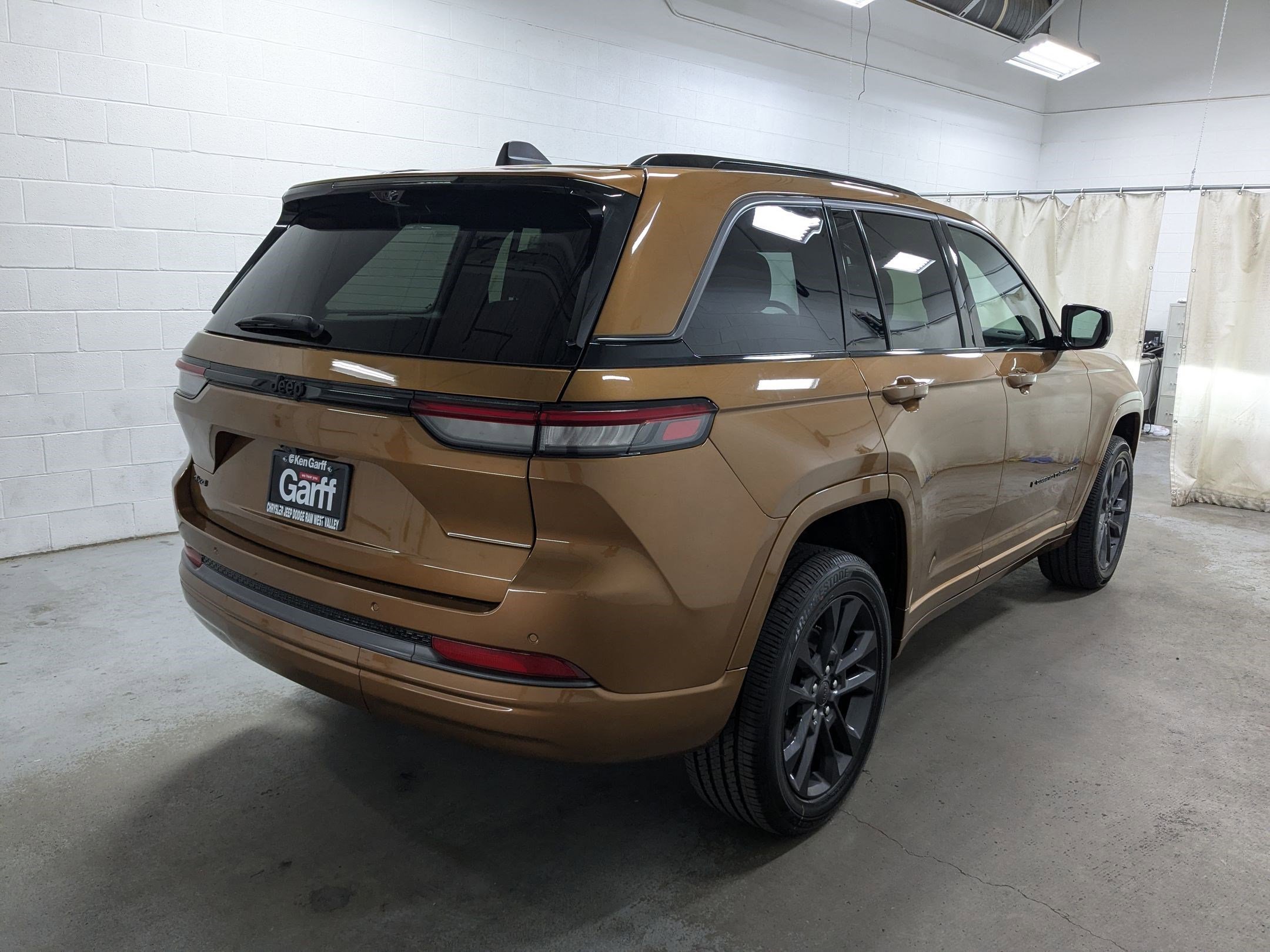 New 2026 Copper Shino Metallic Clear-Coat Exterior Paint Jeep Limited Reserve image 4