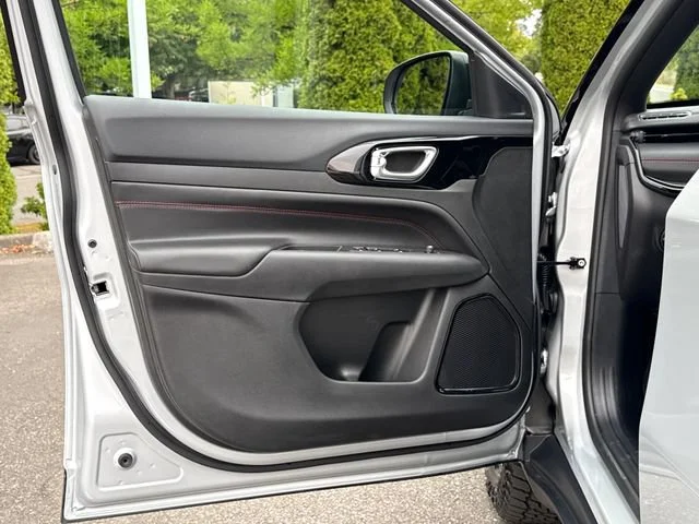 New 2026 Silver Zynith Metallic Clearcoat Jeep Trailhawk image 16