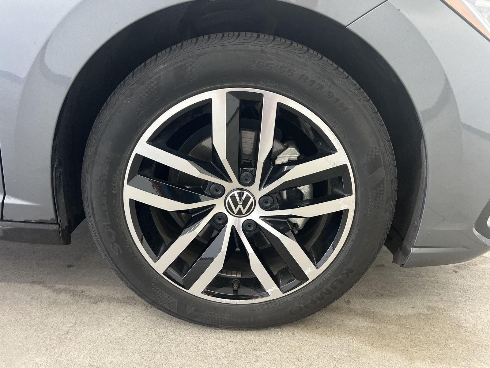 Used 2025 GRAY Volkswagen SE image 12
